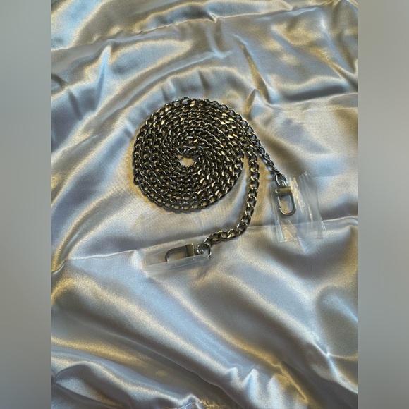 BEAUTIFUL SILVER CHAIN - 47”    Wallet not included - Picture 2 of 4